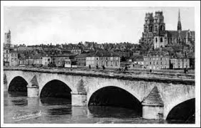 Quelle est cette ville française possédant une belle cathédrale ?