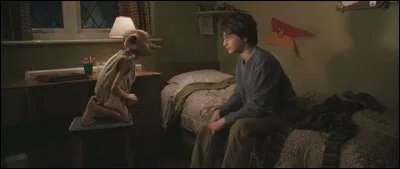 Au début du film, pourquoi Vernon Dursley oblige-t-il Harry à rester enfermé dans sa chambre ?