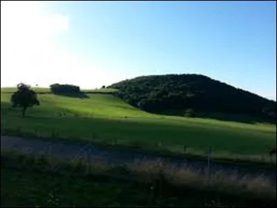 On commence notre voyage à travers les volcans de notre planète par la France, bien sûr. D'une altitude de 842 m, le puy de Chalard est un volcan endormi qui se situe dans le Massif central. 
Dans quel département peut-on l'admirer ?