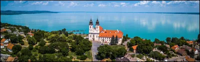 Géographie : Dans quel pays se situe le lac Balaton ?