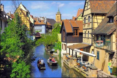 C'est la "Venise alsacienne" et, d'ailleurs, un quartier de la ville se nomme "Petite Venise" :