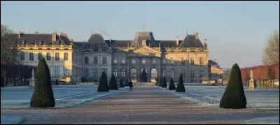 Je vous propose de commencer ce quizz lorrain au Petit Versailles Lorrain, à Lunéville. Sous-préfecture de son département, celle que l'on surnomme la cité cavalière se situe ...