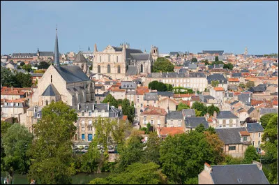 Quelle est cette ville, chef-lieu du département de la Vienne, célèbre pour une bataille de 732 avec la victoire de Charles Martel sur les troupes Maures ?