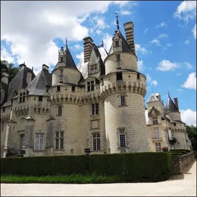 Quel château de la Loire est célèbre pour avoir inspiré Charles Perrault pour son conte "La Belle au bois dormant" ?