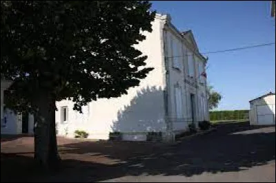 Allez, c'est parti ! Nous commençons notre balade en Nouvelle-Aquitaine, à Courcelles. Commune de l'arrondissement de Saint-Jean-d'Angély, elle se situe dans le département ...