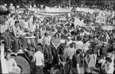 Le 14 juillet à Rodez, une importante manifestation réunit 20 000 personnes ...