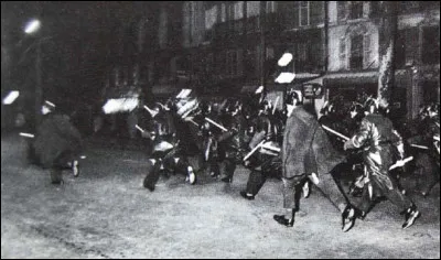 Le 8 février 1962, la répression d'une manifestation par la police fait 8 morts au métro Charonne : il s'agissait d'une manifestation ...