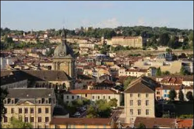 Nous commençons ce quizz lorrain à Bar-le-Duc. Préfecture de son département et point de départ de la Voie Sacrée, elle est connue pour sa confiture de groseilles épépinées à la plume d'oie. Elle se situe ...