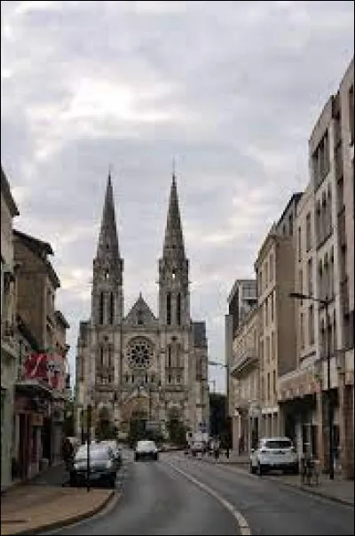 Préfecture de son département, Châteauroux se situe ...