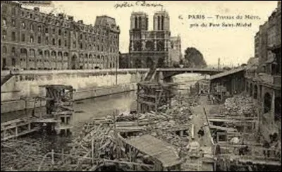 Construction : 
En octobre 1898, débutent les travaux du métro parisien. L'objectif est de terminer une tranche de six lignes pour recevoir l'Exposition universelle et les Jeux olympiques d'été de 1900. La première ligne est ouverte au public le 19 juillet 1900, afin d'accueillir les olympiades.
Partant de Porte de Vincennes, où se situe le terminus de cette première ligne ?