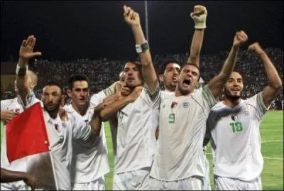 Quel dfenseur algrien a marqu le but de la victoire face  l'Egypte, le 18 novembre 2009, en permettant  l'Algrie de se qualifier  la Coupe du Monde 2010 ?