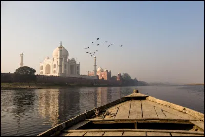 Localisation : 
Le Taj Mahal est situé à ____, en Inde, au bord de la rivière ____.