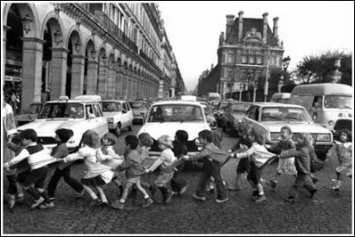 Commençons par une question assez facile.
Qui est ce photographe des années 50-70 ayant souvent pris le monde de lenfance pour thème ?