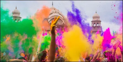 Que célèbre la fête de Holi, fête hindoue célébrée particulièrement en Inde ?