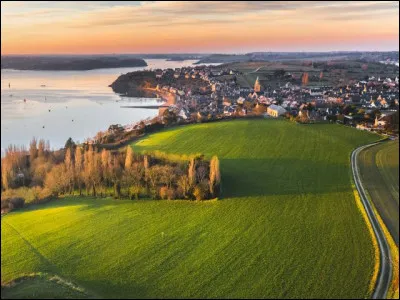 C'est le plus peuplé des départements bretons, avec 1 million d'habitants et une densité de 159 habitants/km² :