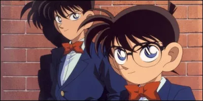 Dans "Detective Conan", comment le héros se retrouve avec une apparence d'un petit garçon âgé de six ans ?