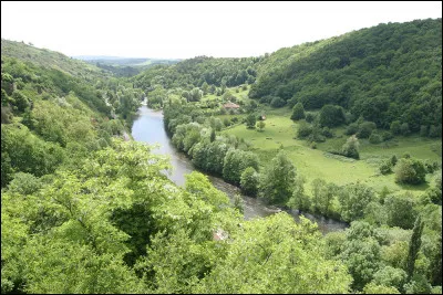 C'est le plus peuplé des trois, avec 335 000 habitants, pour une densité de 45,8 habitants/km² :