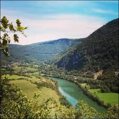 C'est le département le plus peuplé des trois, avec 652 000 habitants et une densité de 113 habitants/km² :