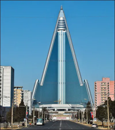 Dans quelle ville d'Asie se trouve la plus grande pyramide du monde, l'hôtel Ryugyong de105 étages et d'une hauteur de 330 mètres ?