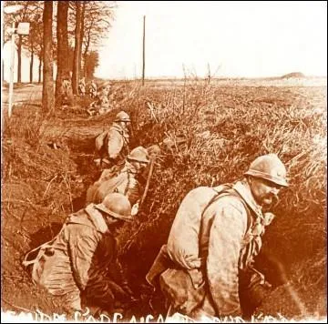 Suite à l'assassinat de François Ferdinand héritier du trône d'Autriche le 28 juin 1914, il y a des tensions. Finalement la Première Guerre mondiale débute...