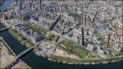 Boulogne-Billancourt est, avec 121 000 habitants, la ville la plus peuplée du département :