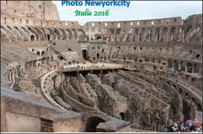 Quel est ce site d'Italie, un immense amphithéâtre ovoïde situé à Rome, construit de 72 à 80 après J.-C., oeuvre majeure de l'architecture romaine ?