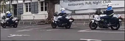 Pour ouvrir la route, ce sont les motards de la police qui effectuent cette mission. Combien de policiers voyez-vous ?