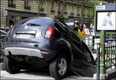 Quelle est cette voiture en fâcheuse posture ?