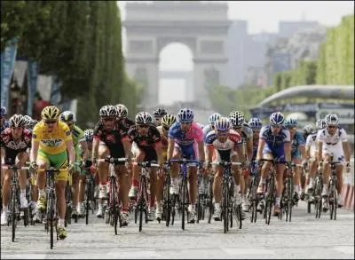 Bon la ville c'est Paris, mais quel est ce monument que l'on peut voir en arrière plan et où se déroule la dernière étape du Tour de France ?