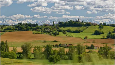 C'est le plus vaste des trois et aussi le moins peuplé, avec 191 000 habitants et une densité de 30 habitants/km² :