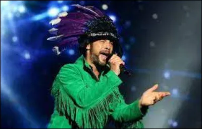 Jay Kay est le chanteur du groupe anglais Jamiroquai.