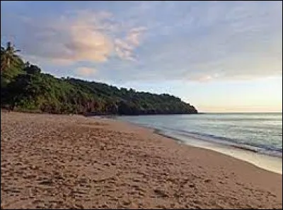 Nous commençons par Acoua, une petite ville d'environ 6 000 habitants. Dans quelle région cette ville est-elle située ?