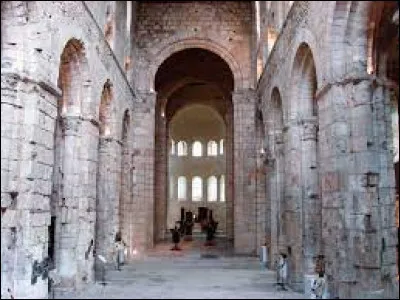 Dans ce département, vous pourrez visiter Bernay et son abbatiale romane :