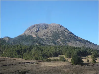 Le pays a une façade maritime sur le Pacifique et une fenêtre sur la mer des Caraïbes avec le port de Puerto Barrios ; son point culminant est le volcan Tajumulco, qui est aussi, avec 4220 mètres, le plus haut sommet d'Amérique centrale :