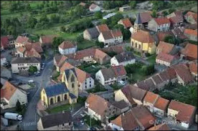 Nous commençons notre balade en Alsace bossue, à Butten. Village du Grand-Est, dans le parc naturel régional des Vosges du Nord, il se situe dans le département ...