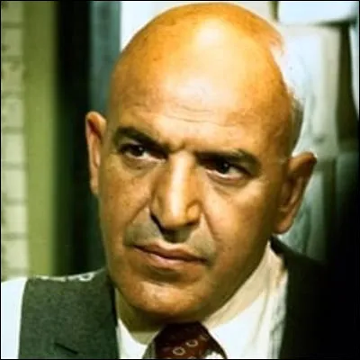 Dans quelle série télévisée Telly Savalas traque-t-il des criminels en savourant des sucettes ?