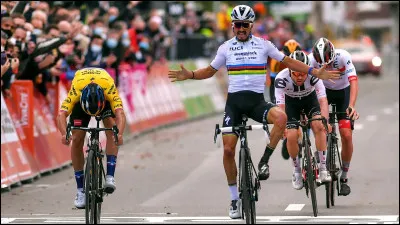 En 2020, sur quelle classique belge Julian Alaphilippe a-t-il levé les bras trop tôt et a été battu sur la ligne ?