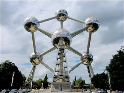 Quel est ce monument de Bruxelles construit à l'occasion de l'exposition universelle de 1952 en Belgique ?