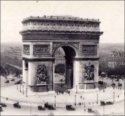 Modernisée en 2012, elle est destinée dorénavant à tous les morts pour la France, d'hier comme ceux d'aujourd'hui, civils et militaires. Quel est ce moment mémorable observé pour la toute première fois en 1922, sous l'ère de Raymond Poincaré ?