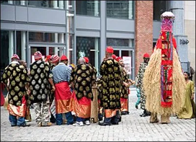 Dans la mythologie igbo, Ala, notamment vénérée lors de la fête du Yam, une fête de la moisson de l'igname, est la déesse...