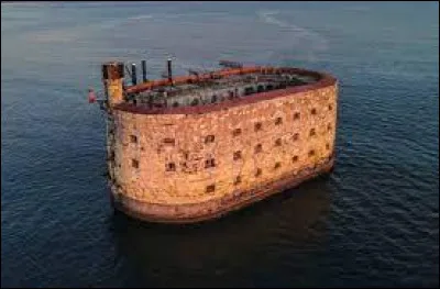 "Fort Boyard" : Quel était le tout premier nom de cette émission lors de son arrivée en 1990 sur Antenne 2 ?