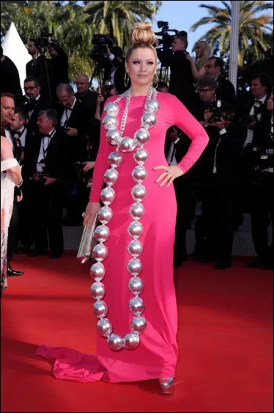 Elena Lenina, à Cannes, a fait très fort, avec plusieurs tenues. Ici, on pourrait croire qu'elle s'est échappée de...