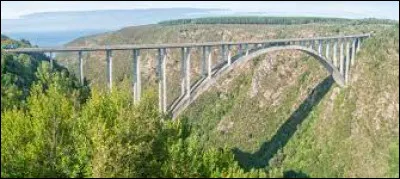 Dans quel pays le pont de Bloukrans, le plus haut pont du monde où il est possible d'effectuer un saut à l'élastique est-il situé ?