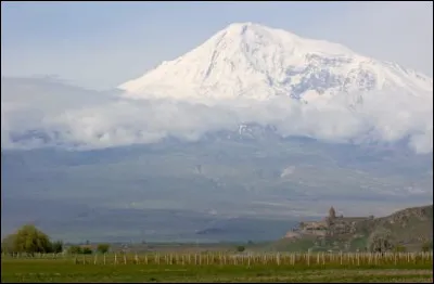 Dans quel pays le mont Ararat se trouve-t-il ?