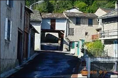 Nous commençons notre balade à Artigues, petit village Ariégeois de 42 habitants situé en région ...