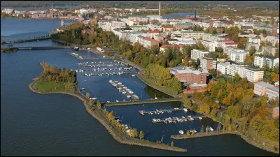 Quelle est cette ville finlandaise de 67 000 habitants, située sur la côte du golfe de Botnie, et capitale de la région d'Ostrobotnie ?