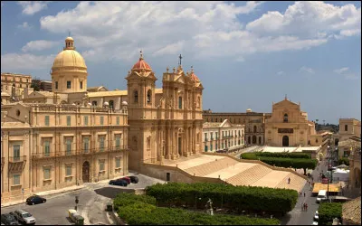 Quelle est cette ville italienne, en Sicile, entièrement reconstruite dans le style baroque après le grand séisme de 1693 ?