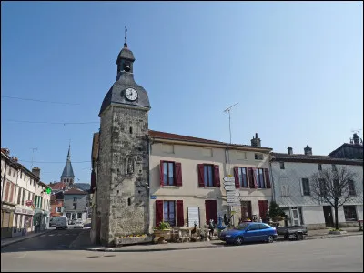 Quelle est cette ville française de Haute-Marne, connue pour être le lieu du massacre de 50 protestants en 1562 ce qui marque le début des guerres de religions en France ?