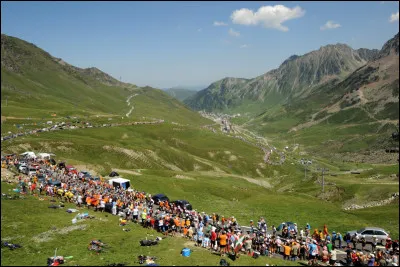 Quel est ce col pyrénéen à 2 115 mètres d'altitude, escaladé 84 fois par les coureurs depuis sa première ascension en 1910 ?