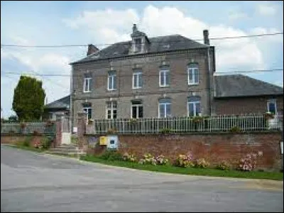 Notre balade commence dans les Hauts-de-France, à Arquèves. Commune de l'arrondissement de Péronne, elle se situe dans le département ...